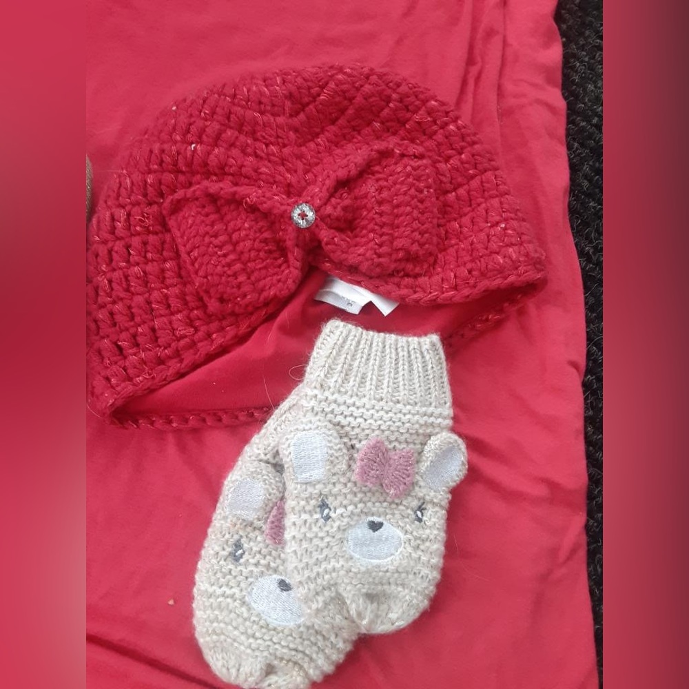 baby hat and gloves
